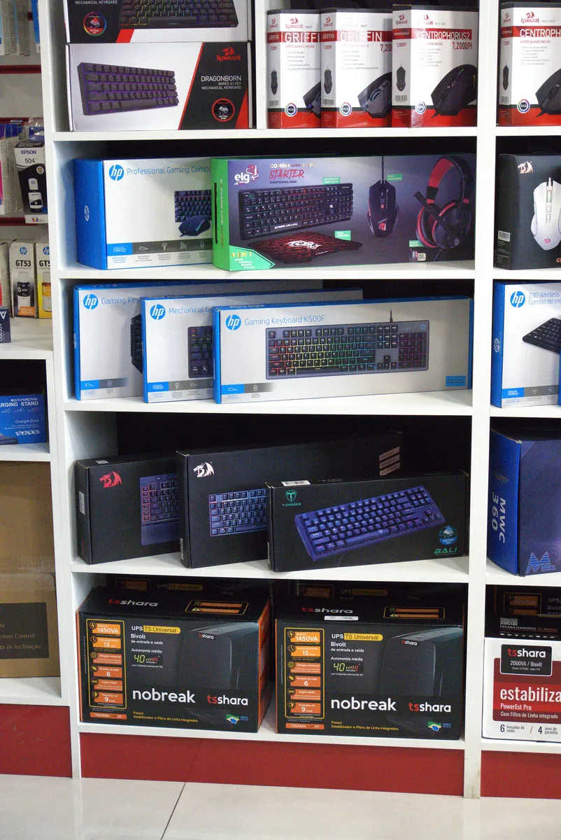 Teclados gamer Redragon e HP e nobreaks TS Shara nas prateleiras