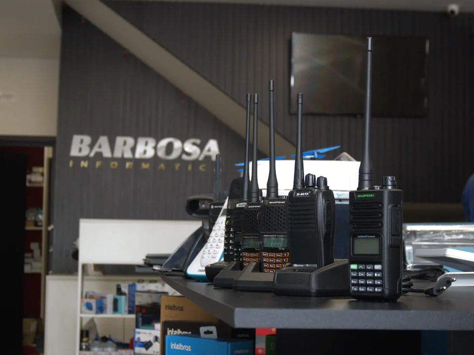 Rádios comunicadores e equipamentos Intelbras no balcão da Barbosa Informática